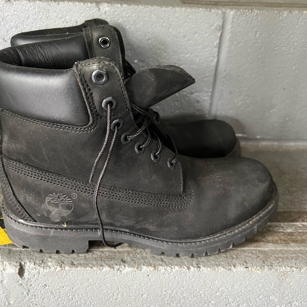 Black Timberlands 8.5 size worn few times. Great shape